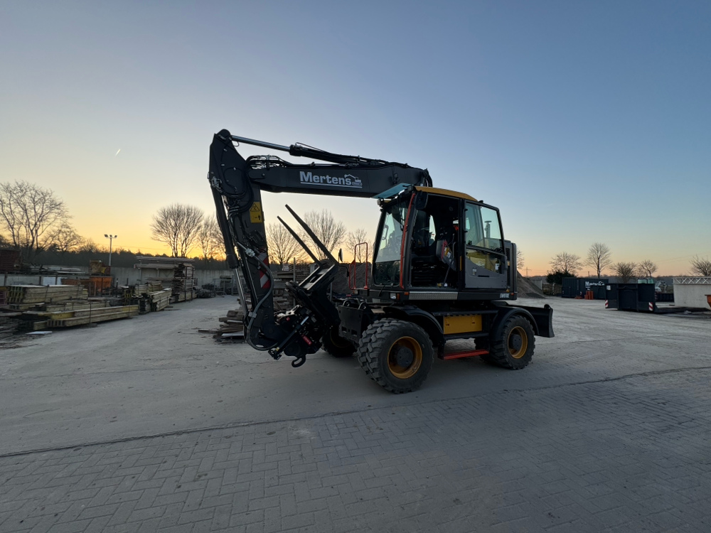 Volvo Mobilbagger der Mertens GmbH auf einer Baustelle im Abendlicht