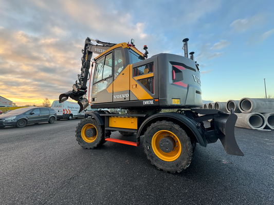 Volvo Mobilbagger bei Tiefbauarbeiten