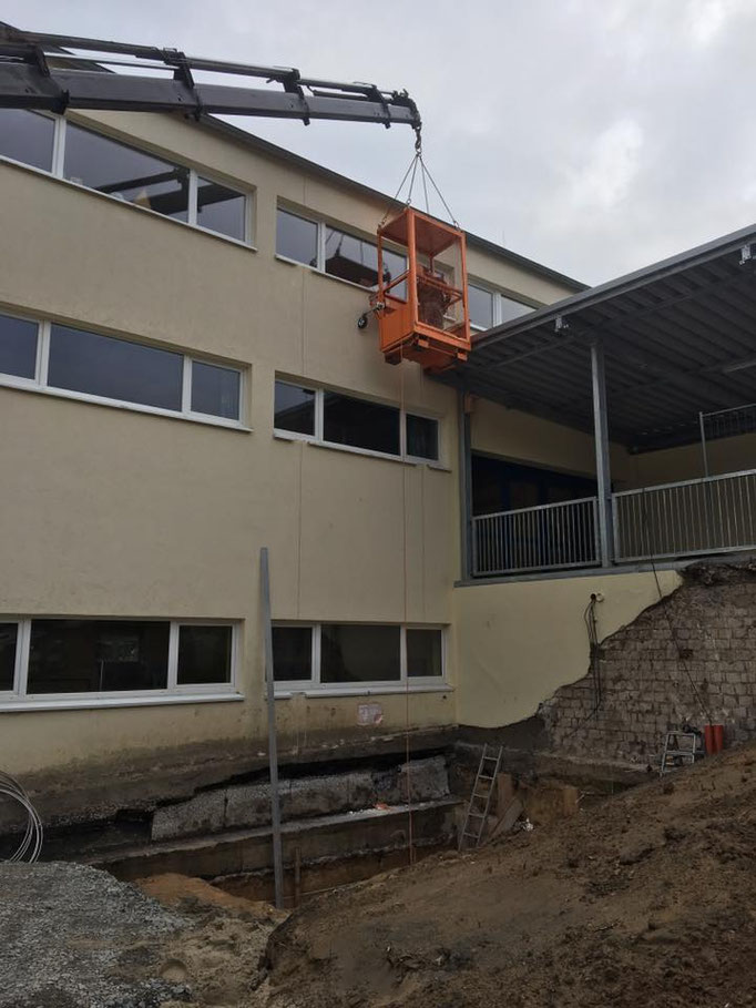 Fassade mit teilweise entferntem Wärmedämmverbundsystem