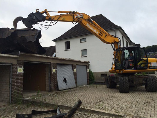 Rückbau einer Garage mit Bagger und Sortiergreifer
