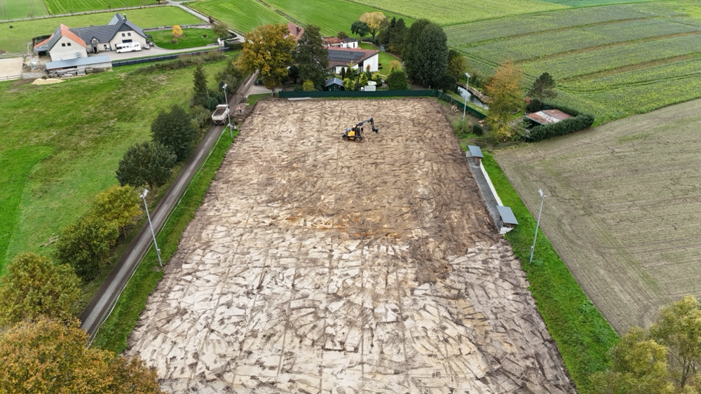 Vorbereitetes Planum des Trainingsplatzes für einen Kunstrasenplatz