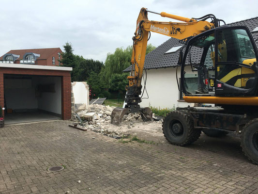 Rückbau von Dachgeschoss und Garage an einem Wohnhaus
