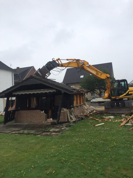 Rückbau eines kleinen Nebengebäudes mit Bagger
