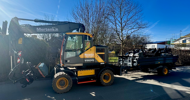 Volvo Mobilbagger auf dem Tieflader-Anhänger