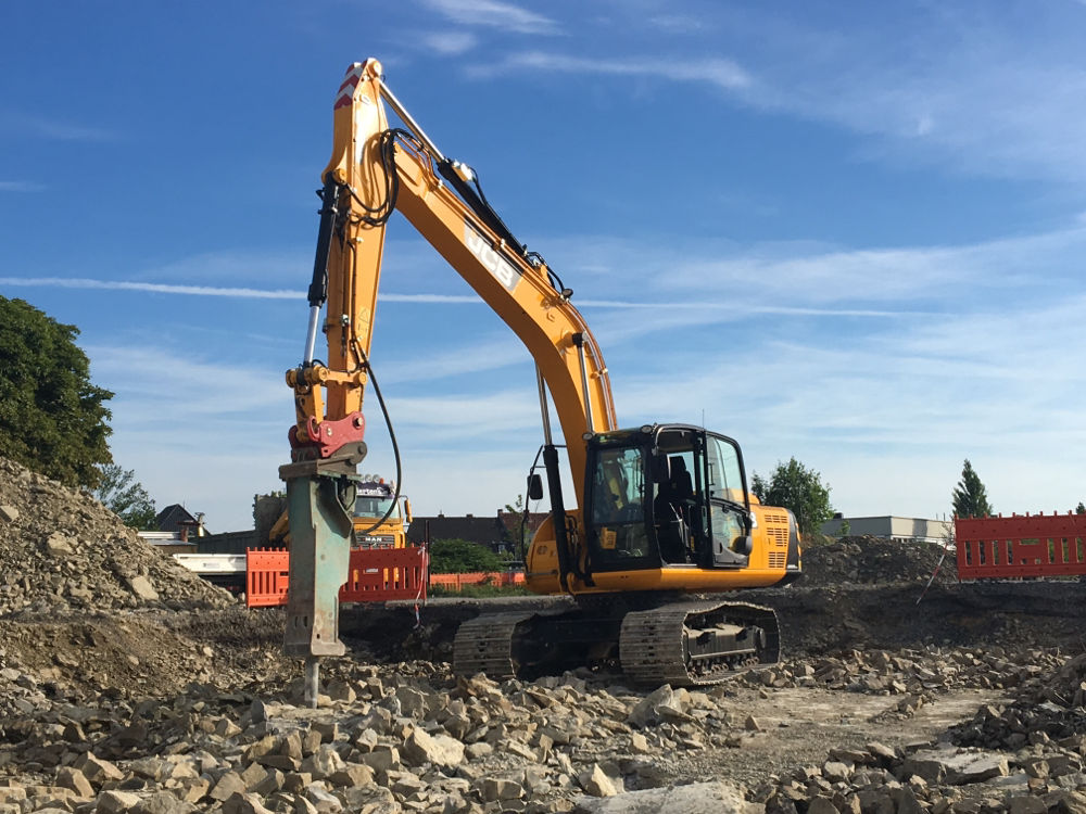 JCB JS220 mit Abbruchhammer beim Rückbau