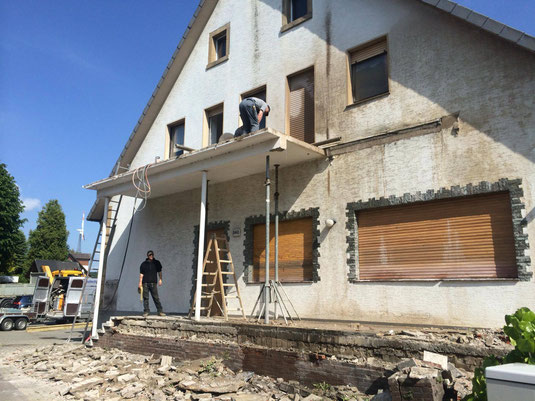 Rückbau eines Betonbalkons mit Treppenpodest