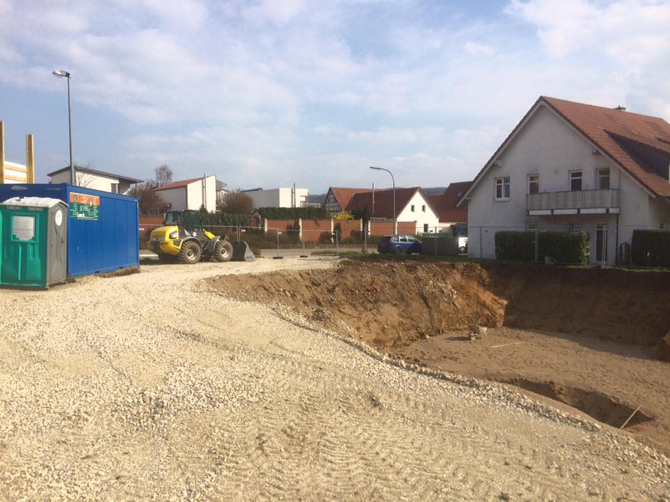 Baugrube mit Kettenbagger beim Kelleraushub